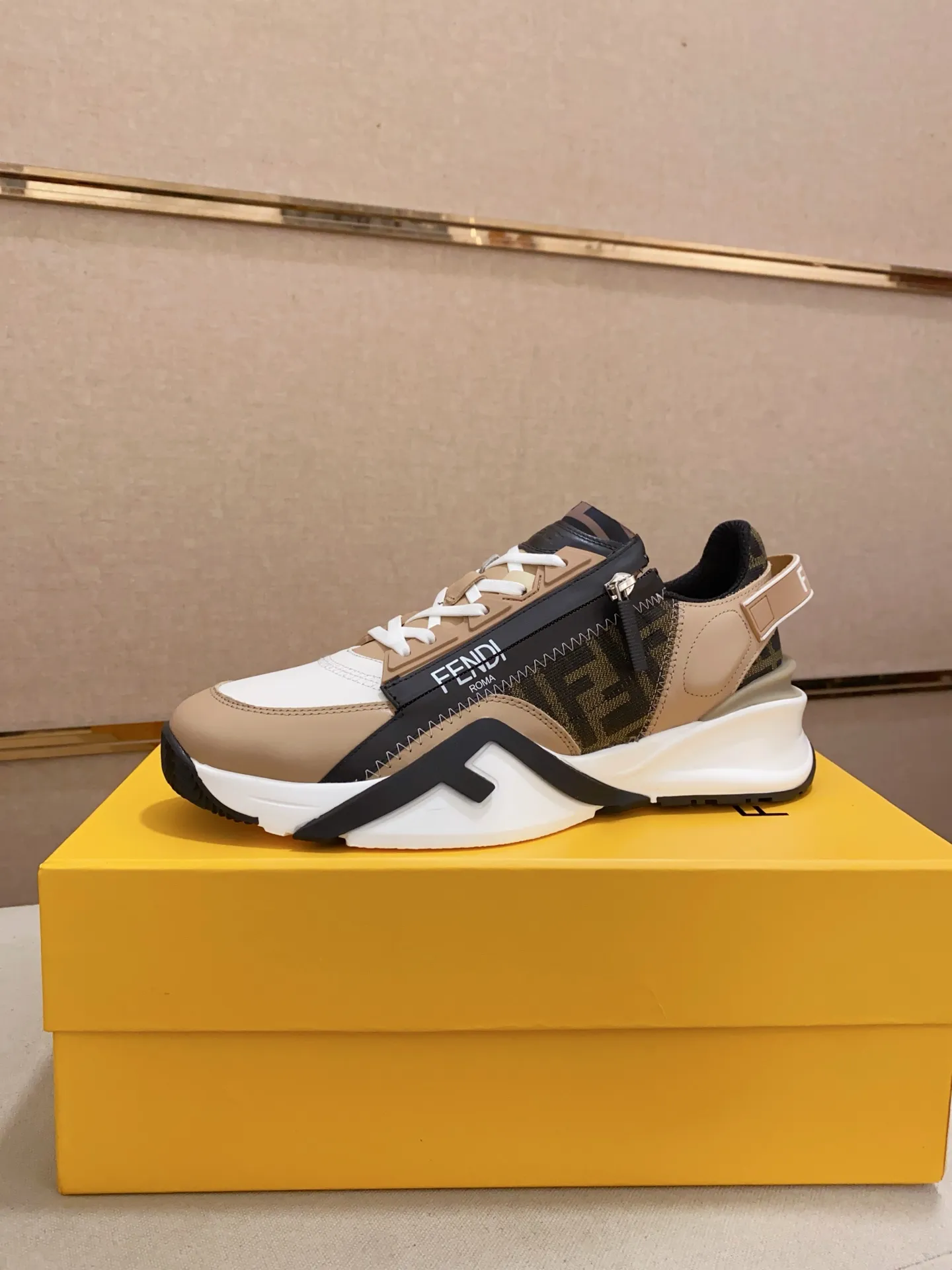 Men's shoes💰: 540💰(Higher version) [Fendi] Fendi's latest casual shoes for men! Available at counters simultaneously! A one-to-one replica of the original. Made entirely of imported top-grain calfskin, the interior is made of top-grain water-dyed cowhide, and the original factory-supplied rubber outsole. Leading new fashion concepts. Matching code: 38-44. 45 can be customized and non-returnable!